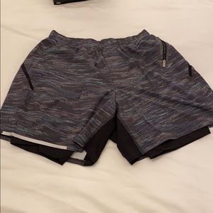 Lululemon men’s pace break. Size medium Navy color